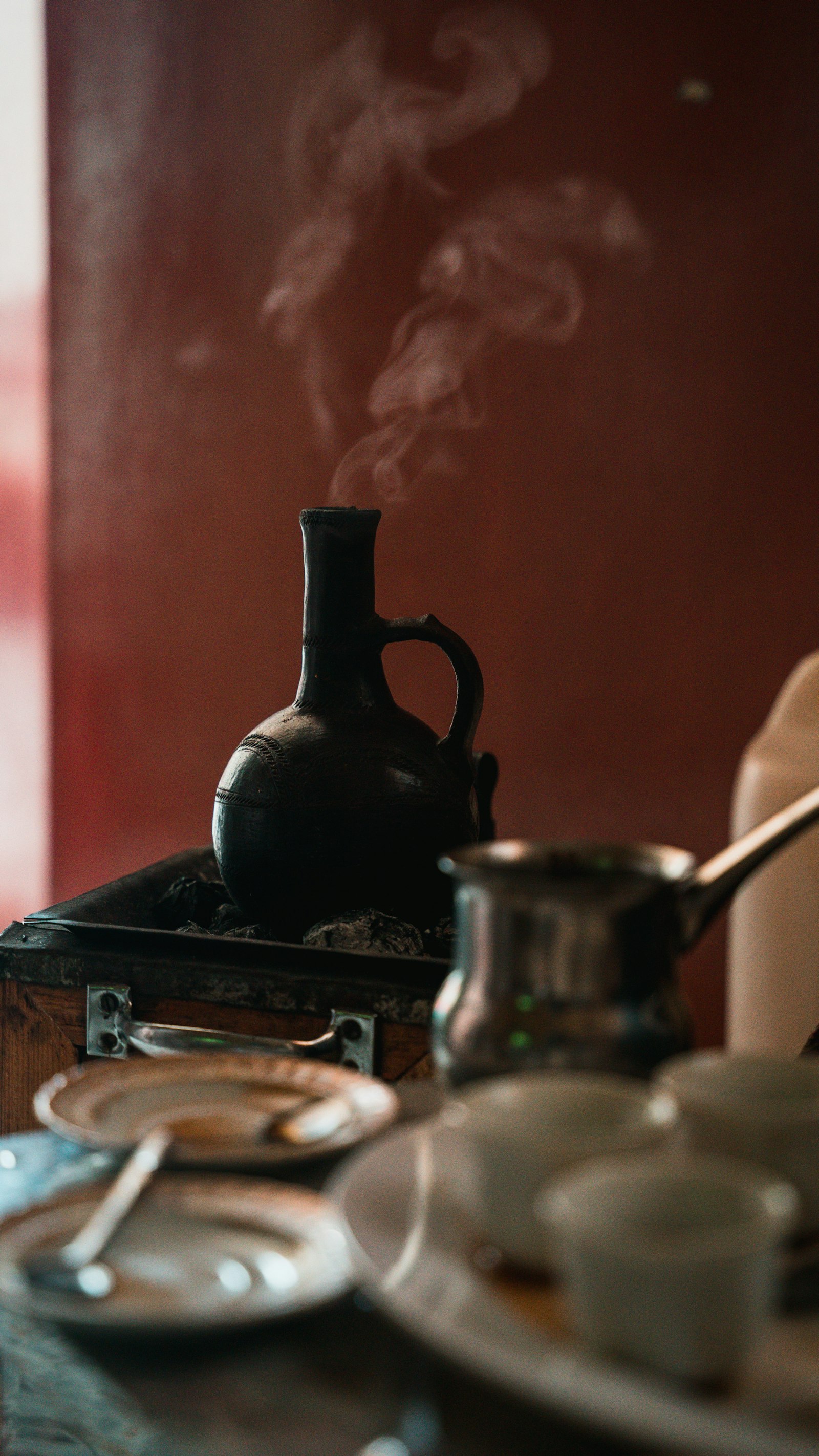Jebena fumante sur les braises