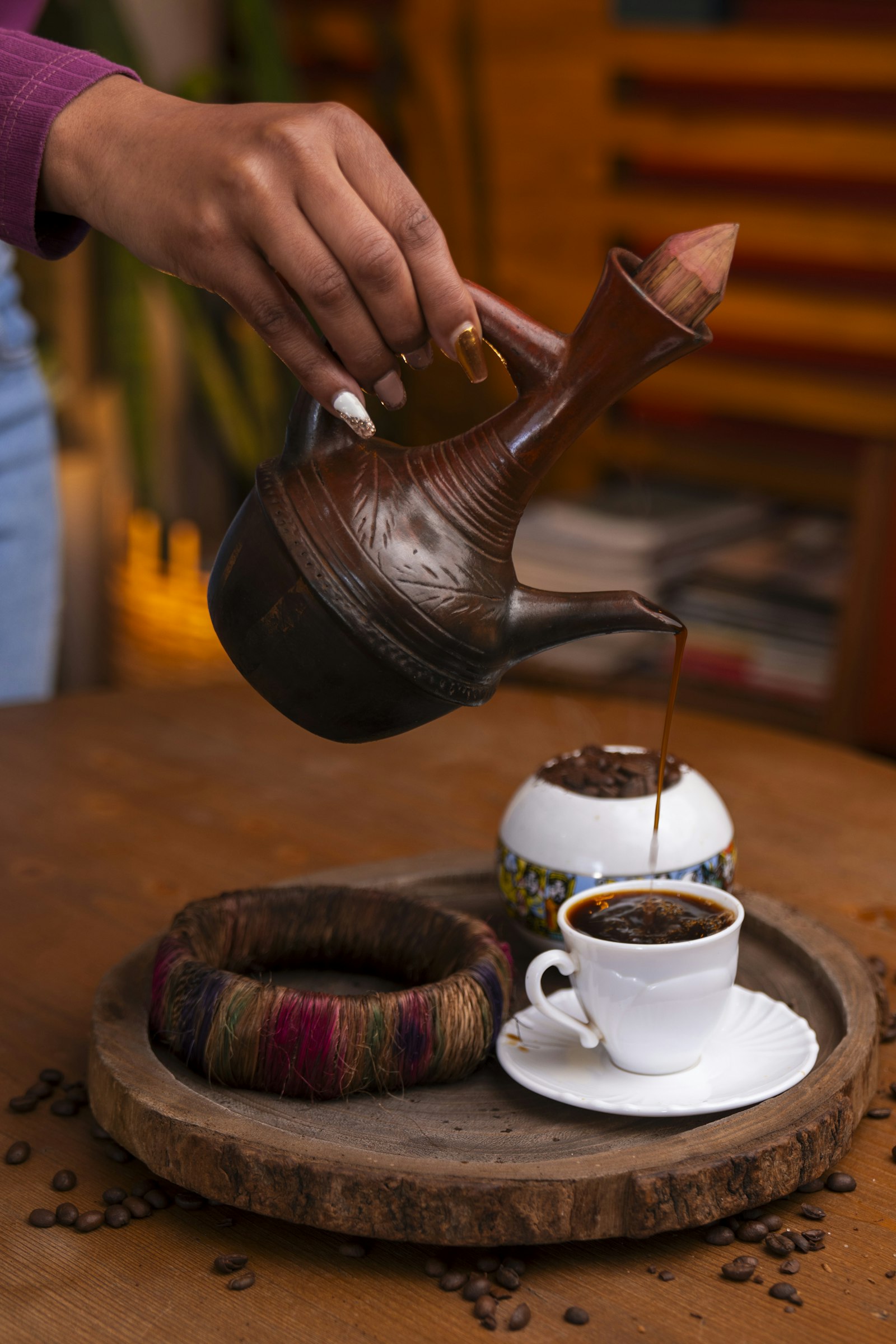 Café versé depuis une jebena en terre cuite pendant la cérémonie